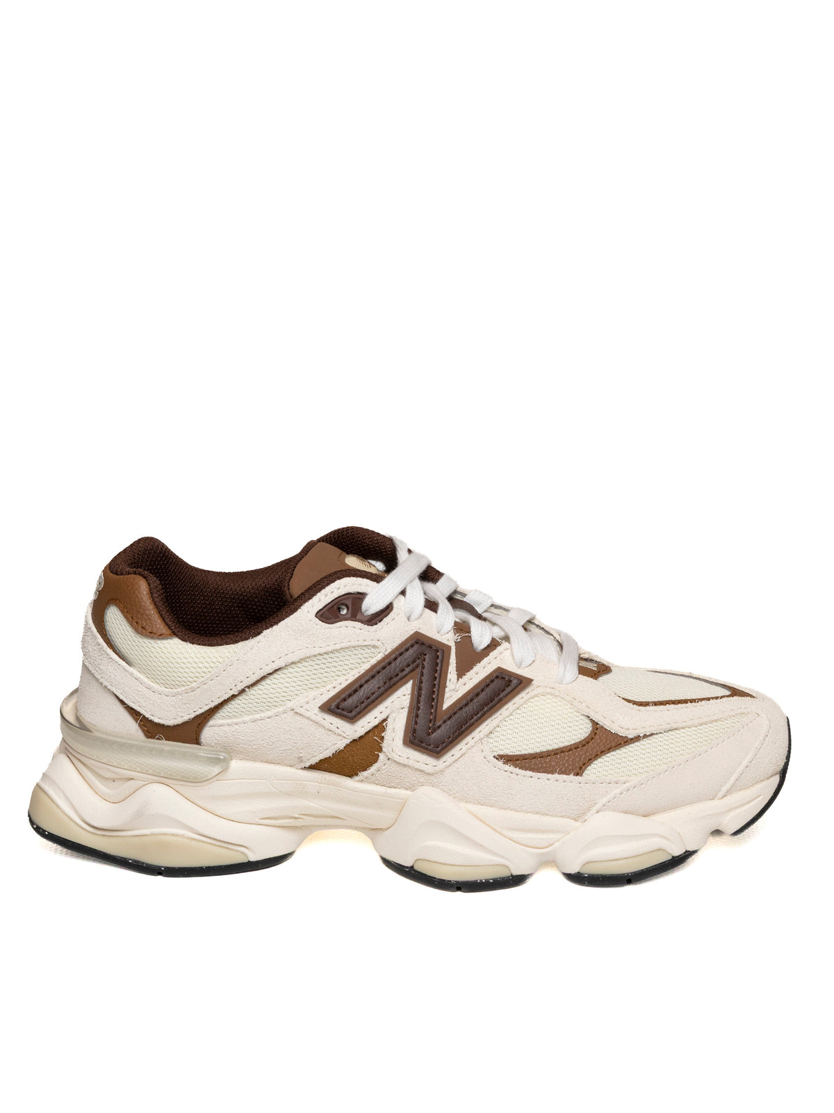 Sneaker bassa in camoscio e mesh bianca e marrone New Balance, vista profilo laterale esterno