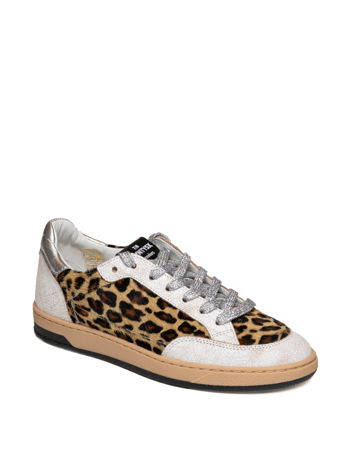 Vista frontale della sneaker THE 76 maculata con lacci argento e punta tonda