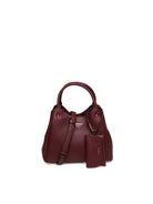 Borsa trapezoidale in pelle martellata merlot GUESS con tracolla, pochette e placchetta dorata frontale