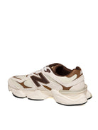 Sneaker in camoscio e mesh bianca e marrone New Balance, vista posteriore con tallone e suola