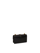 Borsa a tracolla in pelle nera PINKO vista di tre quarti con tasca posteriore a fessura.