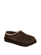 Sabot in camoscio moro UGG vista tre quarti anteriore con punta tonda e cucitura