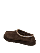 Sabot in camoscio moro UGG vista tre quarti posteriore con interno peloso a vista