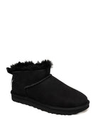 Stivaletto Ultra Mini in camoscio nero UGG vista frontale con punta tonda