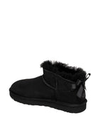 Stivaletto Ultra Mini in camoscio nero UGG vista posteriore con fiocco e logo